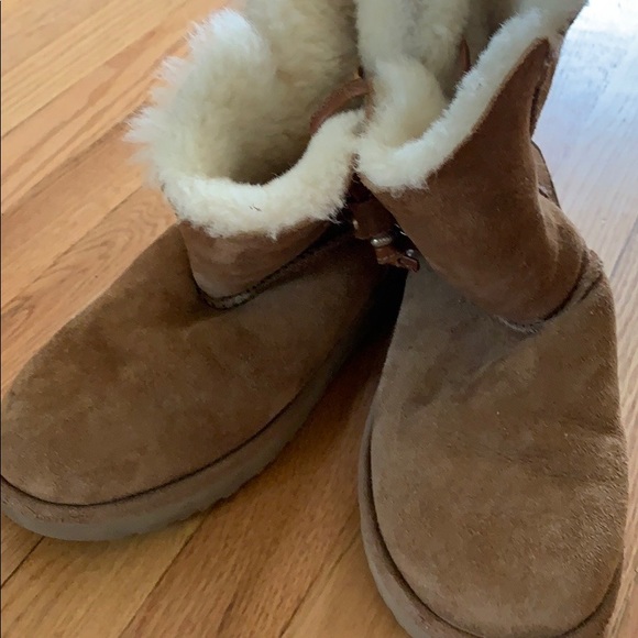 Low Uggs - Picture 1 of 4